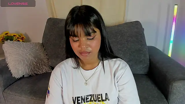 zoe roux21 online show from February 6, 2025, 9:06 pm