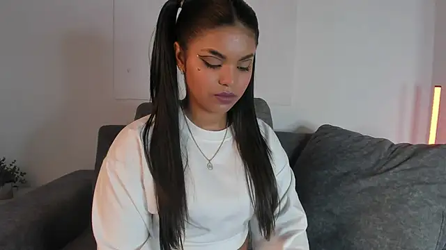 zoe roux21 online show from February 22, 2025, 7:58 pm