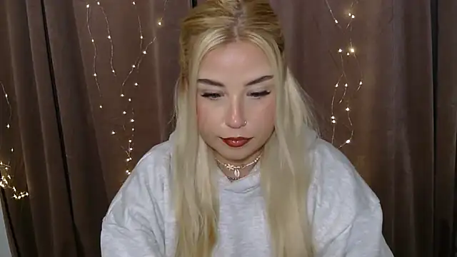 Snapshot of KristyHoney chatting on January 6, 2025, 6:25 am KristyHoney online show from January 6, 2025, 6:25 am