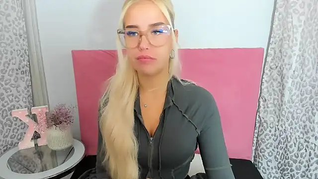 Snapshot of KristyHoney chatting on November 10, 2025, 8:24 am KristyHoney online show from November 10, 2025, 8:24 am