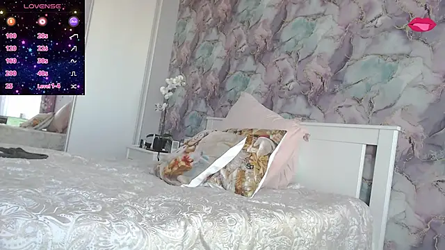 Snapshot of deliciousRose chatting on May 4, 2026, 5:03 am deliciousRose online show from May 4, 2026, 5:03 am