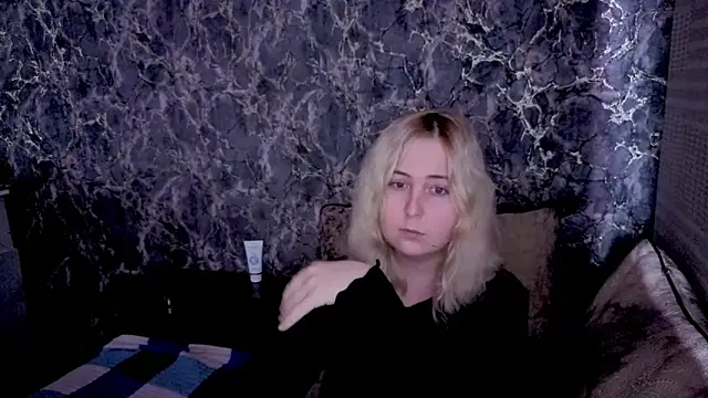 Snapshot of Kristy-Max chatting on April 1, 2026, 8:50 pm Kristy-Max online show from April 1, 2026, 8:50 pm