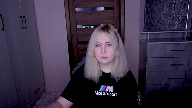 Snapshot of Kristy-Max chatting on April 5, 2026, 8:39 pm Kristy-Max online show from April 5, 2026, 8:39 pm