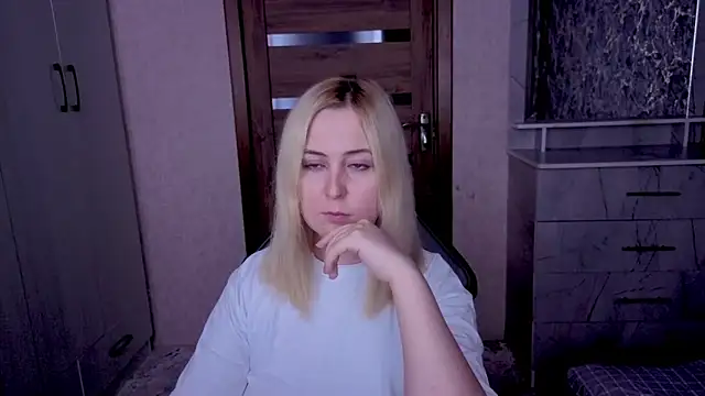 Snapshot of Kristy-Max chatting on April 9, 2026, 9:42 pm Kristy-Max online show from April 9, 2026, 9:42 pm