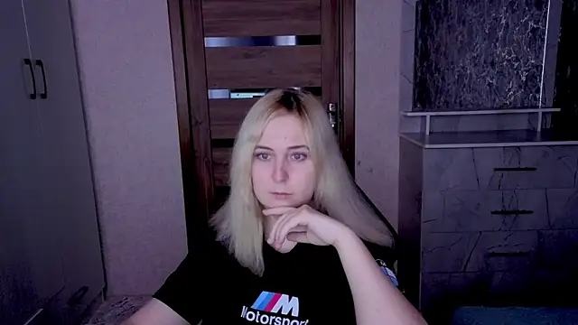 Snapshot of Kristy-Max chatting on April 20, 2026, 8:43 pm Kristy-Max online show from April 20, 2026, 8:43 pm
