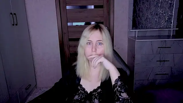 Snapshot of Kristy-Max chatting on April 23, 2026, 8:00 pm Kristy-Max online show from April 23, 2026, 8:00 pm