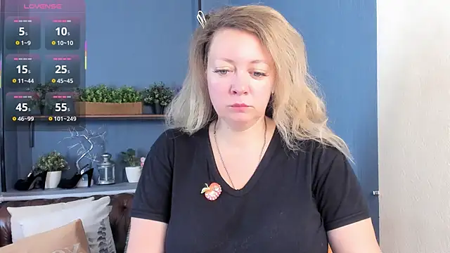 JesiaFoxi online show from December 17, 2025, 1:17 pm