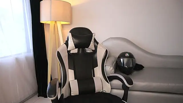 ashleyvalirya online show from April 8, 2026, 7:47 pm