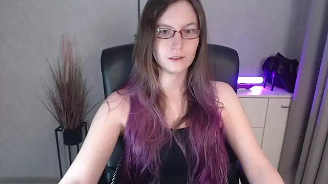 Snapshot of emmaxDelight chatting on December 4, 2025, 7:17 am emmaxDelight online show from December 4, 2025, 7:17 am