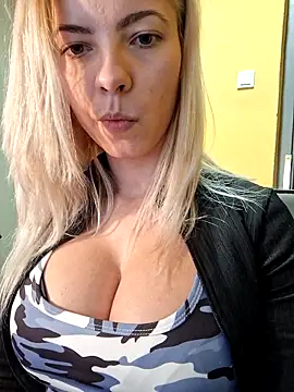 Snapshot of allinqueen chatting on March 9, 2026, 8:13 pm allinqueen online show from March 9, 2026, 8:13 pm