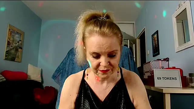 sexyjennyeu online show from March 11, 2026, 9:32 pm