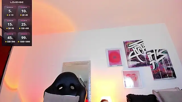 Snapshot of AnnieHuntters chatting on December 19, 2024, 2:12 am AnnieHuntters online show from December 19, 2024, 2:12 am