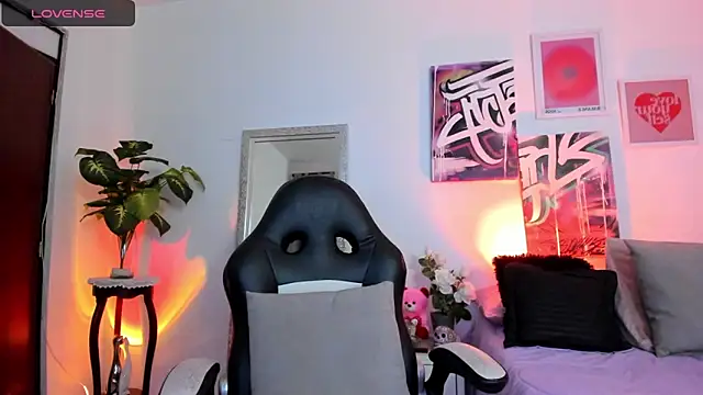 Snapshot of AnnieHuntters chatting on March 18, 2025, 3:20 am AnnieHuntters online show from March 18, 2025, 3:20 am