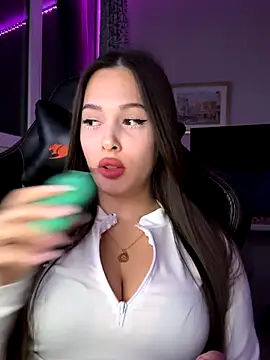 Snapshot of EricaWalls chatting on October 31, 2025, 6:42 pm EricaWalls online show from October 31, 2025, 6:42 pm