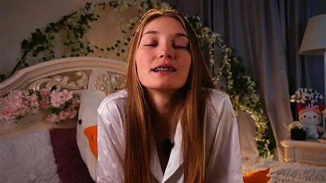 Snapshot of MonaEldon chatting on December 4, 2025, 2:21 am MonaEldon online show from December 4, 2025, 2:21 am