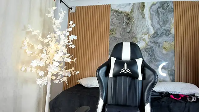 Danna topless online show from May 18, 2026, 12:11 pm