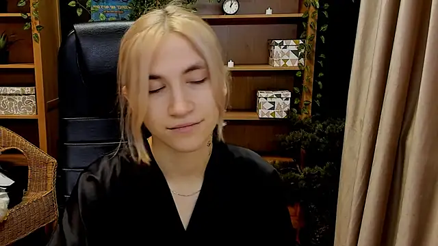 Moon13152 online show from December 14, 2024, 8:29 pm