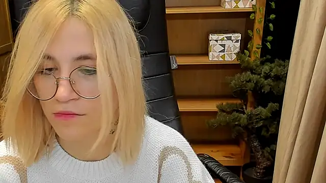 Moon13152 online show from December 26, 2024, 3:27 am