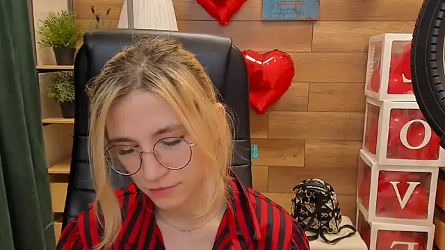 Moon13152 online show from February 18, 2025, 3:54 pm