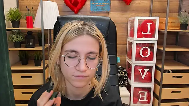 Moon13152 online show from February 22, 2025, 7:14 pm