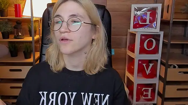 Moon13152 online show from March 6, 2025, 8:59 pm