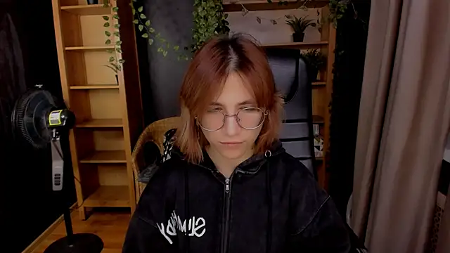 Moon13152 online show from October 22, 2025, 8:30 pm