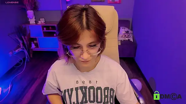 Moon13152 online show from November 16, 2025, 3:28 pm