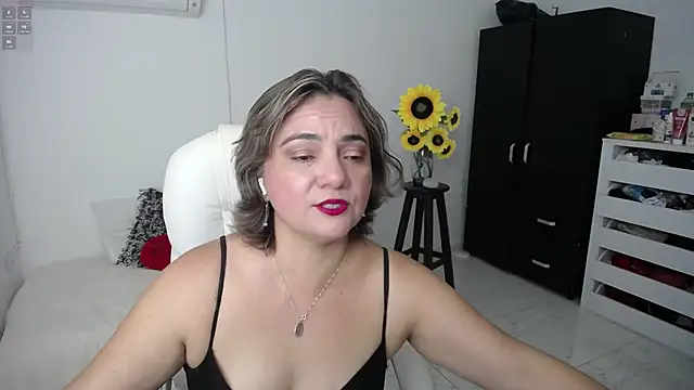 Chiraz hasnaa online show from March 6, 2025, 11:09 pm