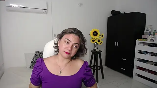 Chiraz hasnaa online show from March 7, 2025, 9:17 pm