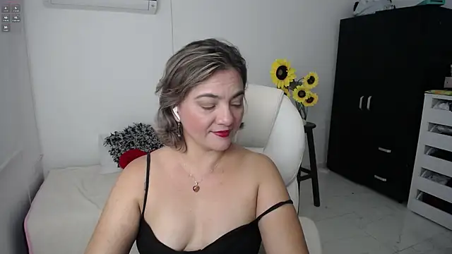 Chiraz hasnaa online show from March 14, 2025, 1:24 pm