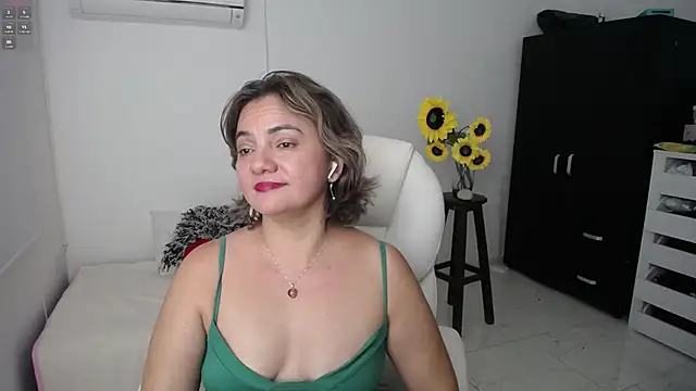 Chiraz hasnaa online show from March 15, 2025, 9:49 pm