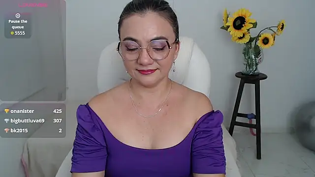 Chiraz hasnaa online show from October 25, 2025, 4:24 pm