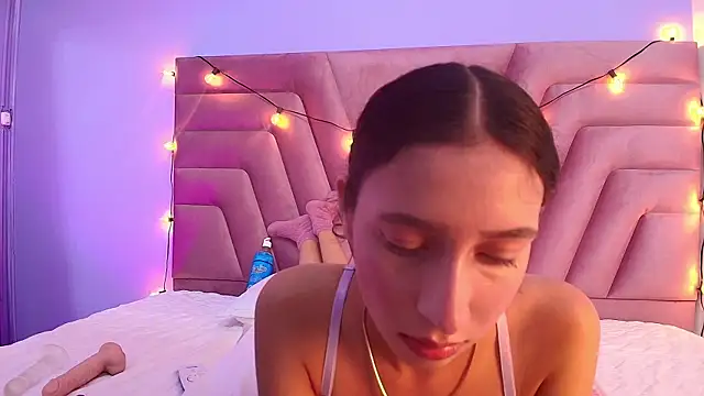 Beautifulskinny18 online show from February 8, 2025, 1:54 am