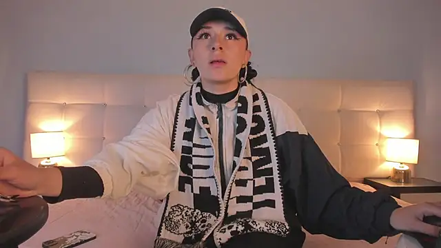 Snapshot of Zowi_Hottiee chatting on February 5, 2025, 2:19 am Zowi Hottiee online show from February 5, 2025, 2:19 am