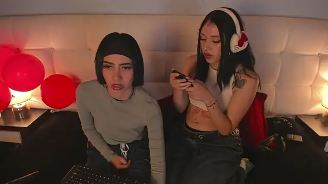 Snapshot of Zowi_Hottiee chatting on February 14, 2025, 4:58 am Zowi Hottiee online show from February 14, 2025, 4:58 am