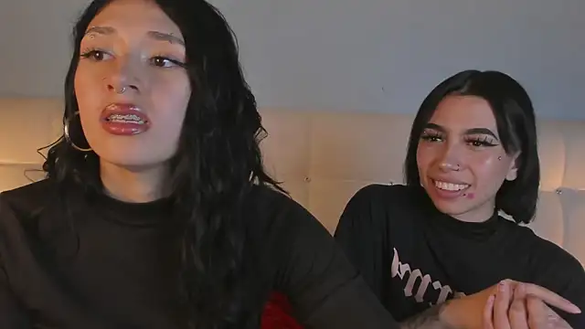 Snapshot of Zowi_Hottiee chatting on March 11, 2025, 3:05 am Zowi Hottiee online show from March 11, 2025, 3:05 am