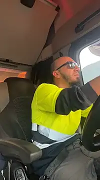 Snapshot of donnuozfutura chatting on December 31, 2024, 4:14 pm donnuozfutura online show from December 31, 2024, 4:14 pm