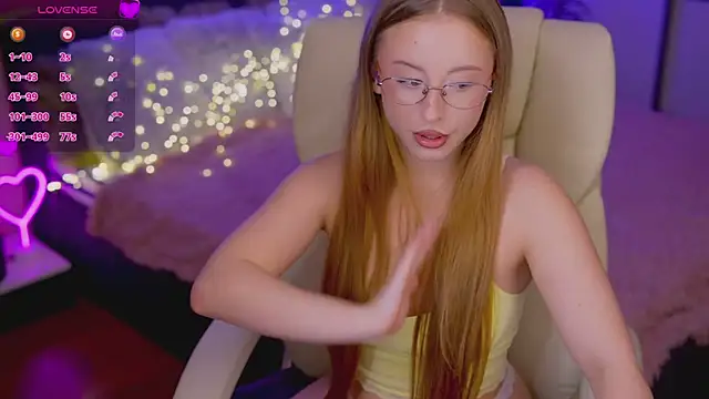 Snapshot of SilverrMoon chatting on November 4, 2025, 8:19 pm SilverrMoon online show from November 4, 2025, 8:19 pm