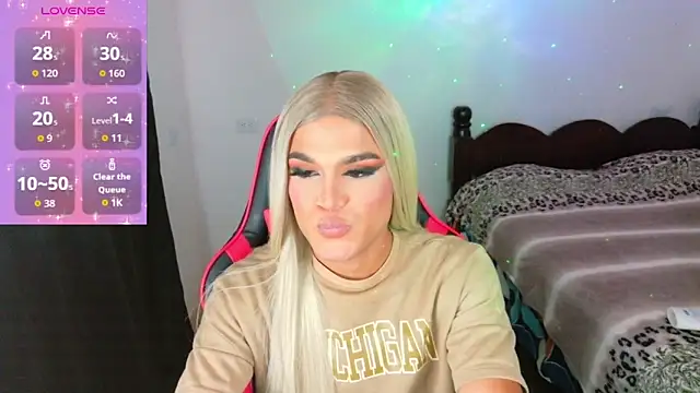 Snapshot of AllisonsweetZ chatting on November 5, 2025, 2:39 pm AllisonsweetZ online show from November 5, 2025, 2:39 pm