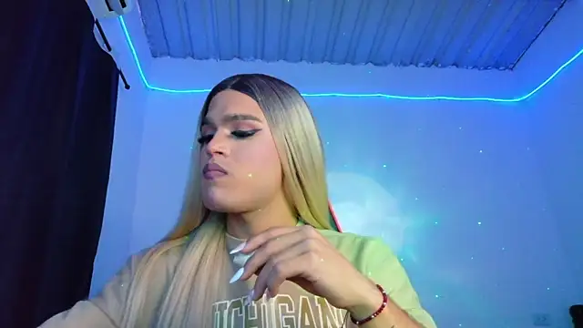 Snapshot of AllisonsweetZ chatting on November 12, 2025, 8:19 pm AllisonsweetZ online show from November 12, 2025, 8:19 pm