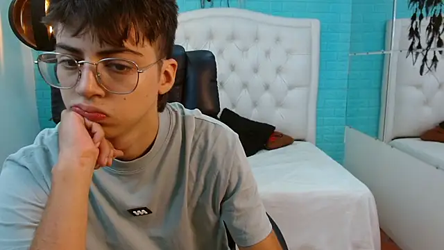 jhoellx online show from September 21, 2025, 1:02 pm