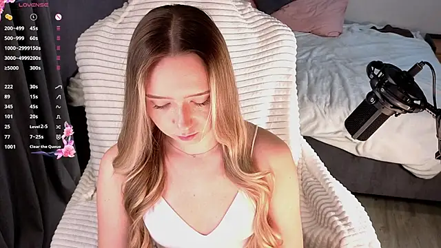 HollisBeckett online show from March 4, 2026, 2:50 am