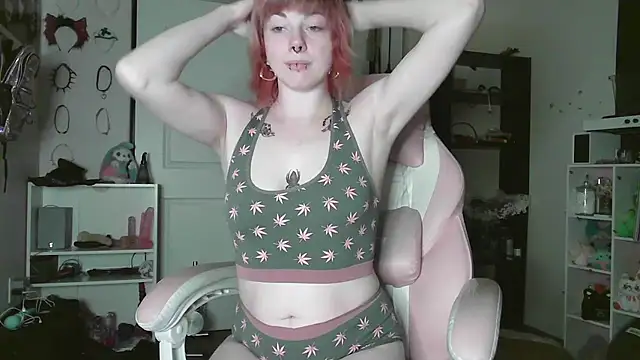 Snapshot of GoddessPinxx chatting on May 18, 2026, 4:29 am GoddessPinxx online show from May 18, 2026, 4:29 am
