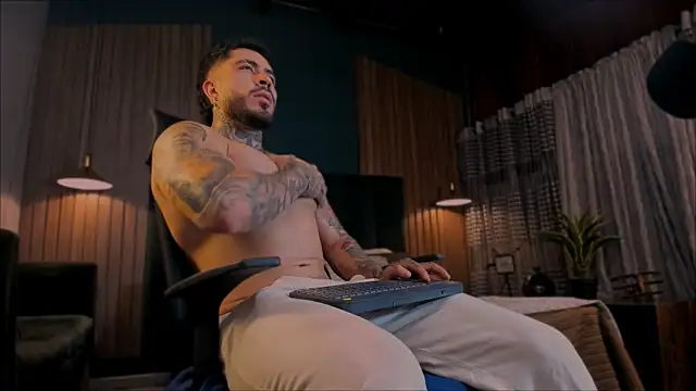 LeoSalvatore  online show from January 30, 2025, 3:44 am