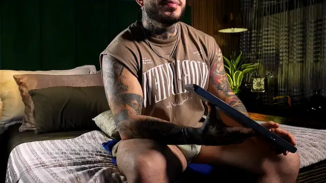 LeoSalvatore  online show from March 9, 2025, 1:25 am