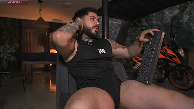 LeoSalvatore  online show from November 9, 2025, 11:19 am