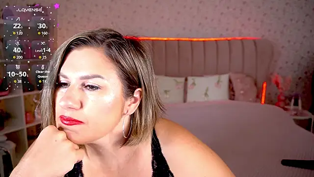 Snapshot of KiraRoxx chatting on June 21, 2026, 8:33 pm KiraRoxx online show from June 21, 2026, 8:33 pm