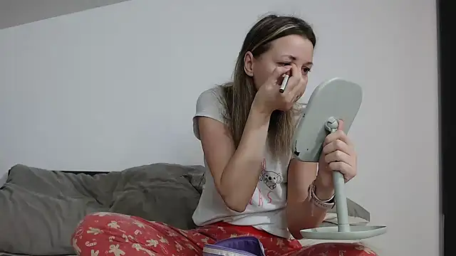 SweetMaddy888 online show from December 8, 2024, 4:04 am