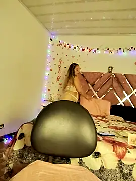 Snapshot of LaurenWelly_ chatting on February 14, 2025, 11:42 pm LaurenWelly online show from February 14, 2025, 11:42 pm