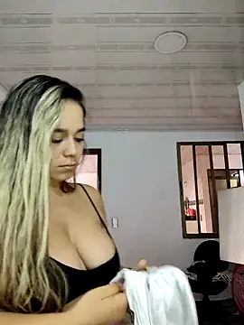 Snapshot of LaurenWelly_ chatting on March 22, 2025, 12:04 pm LaurenWelly online show from March 22, 2025, 12:04 pm